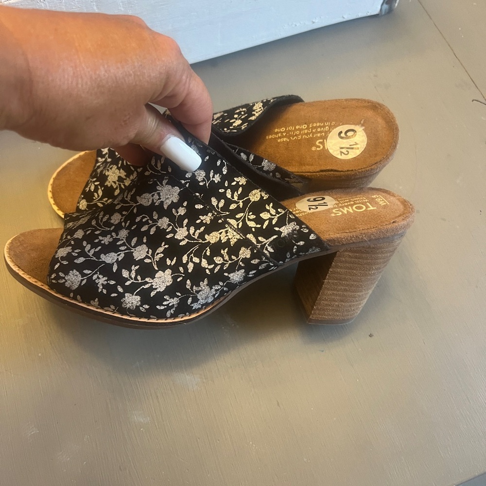 TOM mule sandals
